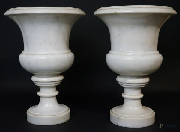 Coppia di vasi a cratere in marmo bianco, cm h 51, XX secolo, (difetti, scheggiature).