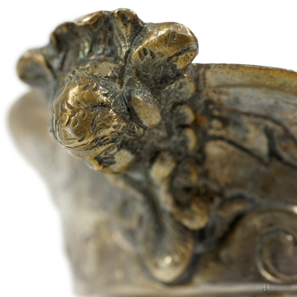 Navicella in argento sbalzato e cesellato, Napoli, XIX secolo, cm 9,5x14,5, peso gr. 140, (segni ...