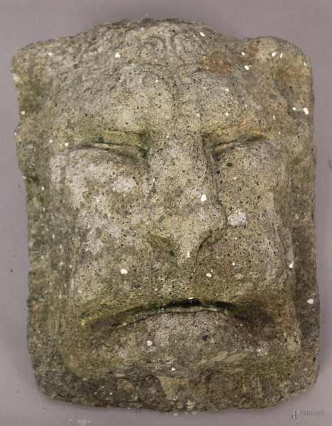 Volto di leone, antica scultura in tufo, h. 35x30x25 cm.