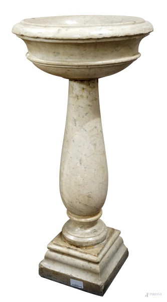 Acquasantiera in marmo, XVII secolo, vasca circolare modanata a più ordini, sostegno a balaustro su base a plinto, alt. cm 105, (sbeccature).