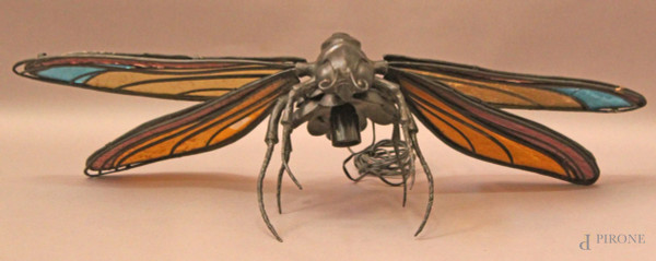 Lampada a forma di mosca in ferro battuto con ali in vetro piombato, XX sec., cm 26 x 88, piccoli difetti.