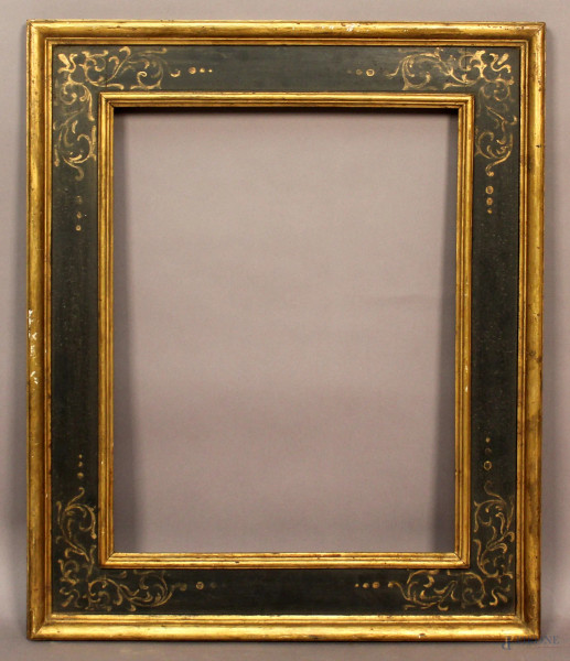 Cornice del XIX secolo in legno dorato e dipinto, misure 52x42 cm, ingombro 72,5x61 cm.