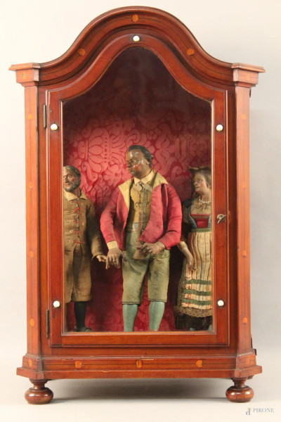 Lotto composto da tre personaggi da presepe napoletano in terracotta e legno, periodo XIX sec., altezza 40 cm, entro bacheca, altezza 71x46x29 cm.