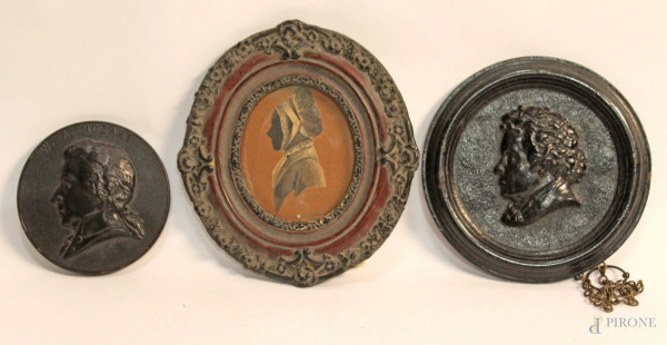 Lotto di due placche a rilievo in legno soggetto di personaggi ed una cornicetta, diam. 19-16-11 cm
