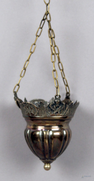 Acquasantiera in argento sbalzato, XIX sec., H 8,5 cm.