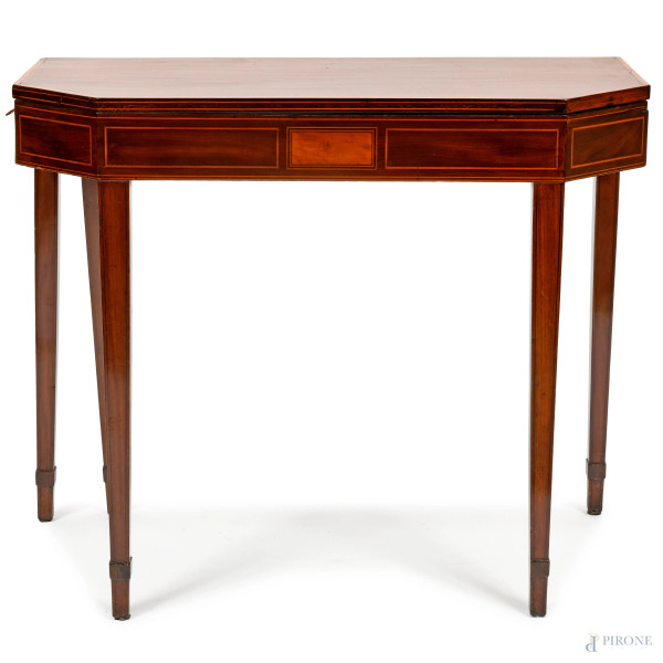 Tavolo consolle da gioco impiallacciato in mogano con filettatura, in bosso, XX secolo, cm 75x93x42,5 (chiuso), cm 75x93x86 (aperto), (difetti)