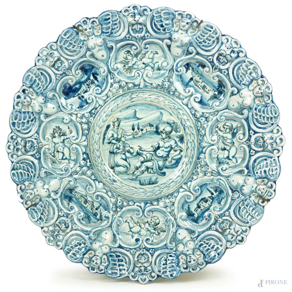 Grande piatto in maiolica smaltata bianco e blu, manifattura Cantagalli, Firenze, XX secolo, diam cm 50, (lievi difetti)