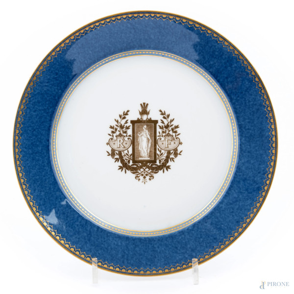 Piatto in porcellana Sevres nei toni del bianco, blu e oro con Artemide e iniziali 