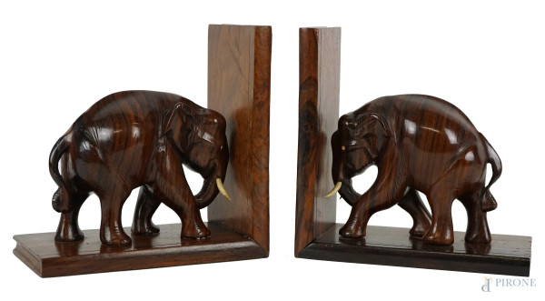 Coppia di fermalibri in legno a forma di elefanti, cm h17x16,5x8, XX secolo, (segni del tempo e mancanze).