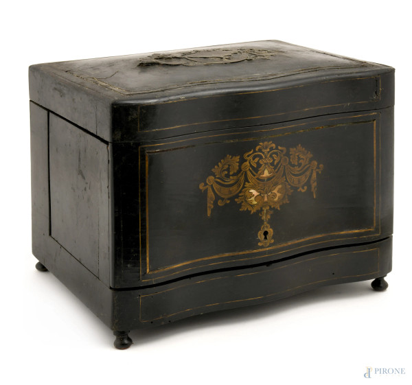 Cave liquor in legno laccato nero e stemma dipinto oro sul fronte e in lamina di metallo nella parte superiore. Vano interno contenente 2 bottiglie e 8 bicchierini da liquore in vetro, XX secolo, cm 26x32,4x24, (difetti, rotture, mancanze)