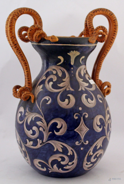 Vaso in maiolica policroma con medaglione centrale a soggetto di nobildonna con anse a forma di serpenti, marcata Santagata Napoli
