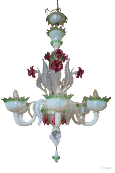 Lampadario in vetro soffiato di Murano, XX secolo, in vetro opalescente con dettagli nei toni del rosa e del verde, sei bracci portacandela fra trionfo di fiori e foglie, cm h cm h 110x75 circa, (difetti, parte rotta)