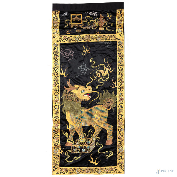 Tessuto orientale in seta nei toni del nero e oro, XX secolo, cm 97x235