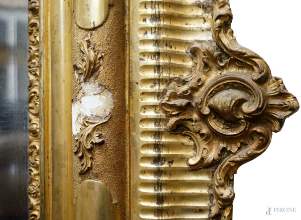 Specchiera con cornice in legno dorato, XIX secolo, ingombro cm 130x167 (difetti)