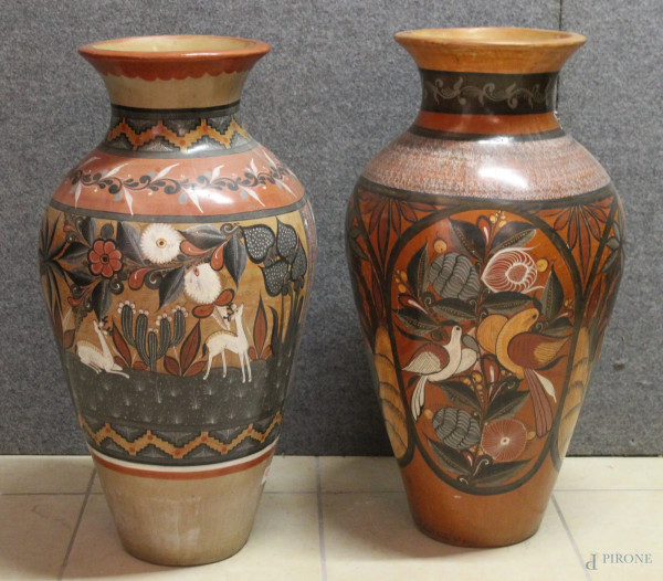 Coppia vasi in maiolica a decoro di animali, primi 900, h. 70 cm.