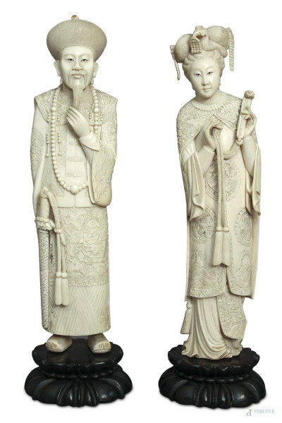 Coppia imperiale, sculture in avorio finemente intagliate e cesellate, XIX sec., Arte orientale, H 31 cm, piccoli difetti.