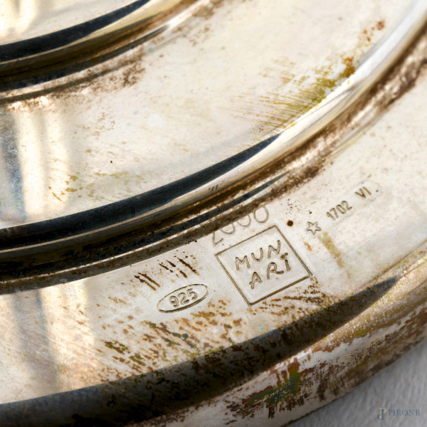 Lotto di tre candelieri in argento 925/000. Argentiere Cleto Munari, altezza massima cm 43, peso ...