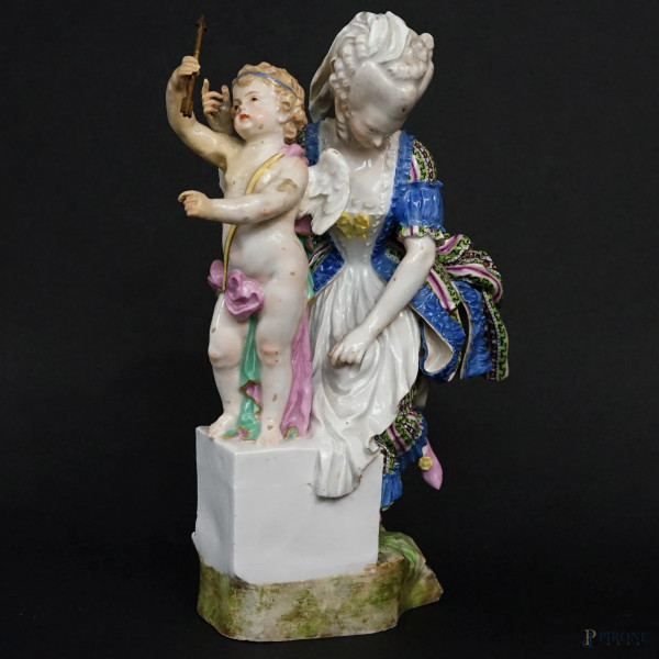 Dama con Cupido, scultura in porcellana policroma, Meissen, XIX secolo, cm h 23,5, (difetti e restauro su un braccio).