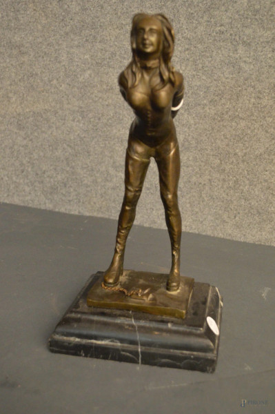 Donna, scultura in bronzo brunito poggiante su base in marmo, h. 32 cm.