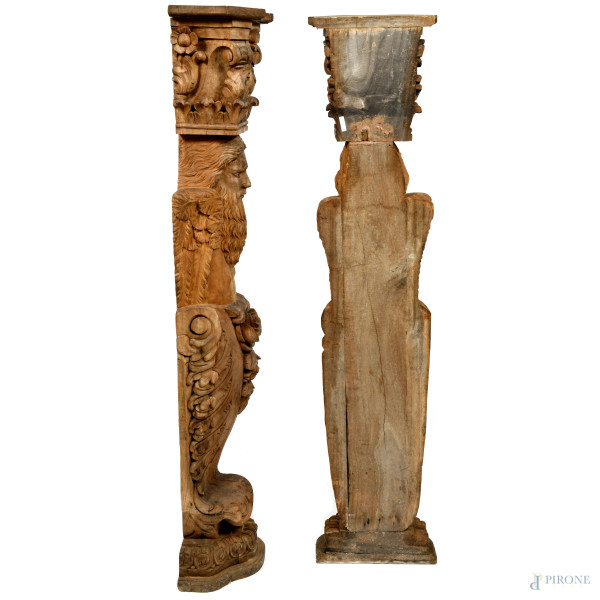 Coppia di lesene a foggia di cariatidi maschile e femminile sormontati da capitelli riccamente sc...
