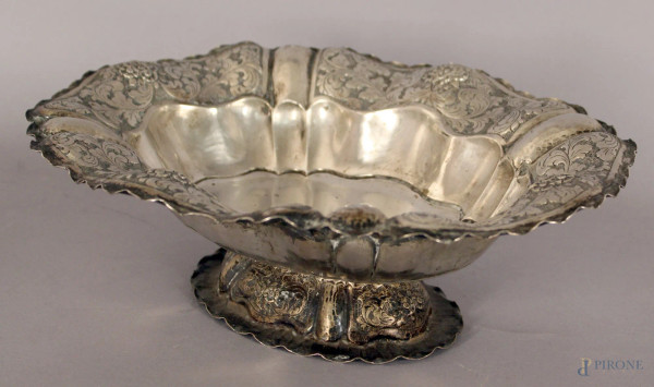 Alzata centrotavola di linea ovale in argento sbalzato e cesellato adecoro di fiori, altezza 11x33x27, gr. 580.