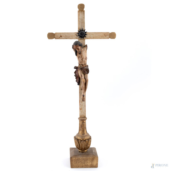 Crocefisso in legno dipinto e dorato con applicazione in metallo, XX secolo, altezza cm 61, (segni di usura, rotture, difetti)