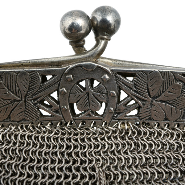 Borsetta in argento, XX secolo, cm 21x19, peso gr 410, (segni di usura)