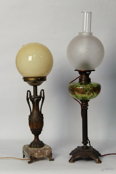 Lotto composto da due lampade diverse con globi in vetro, H massima 71 cm.