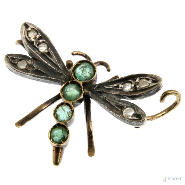 Piccola spilla a guisa di farfalla con montatura in argento 925 e pietre dure, XX secolo, cm 1,5x2, peso lordo gr.2,2, (difetti mancanze)