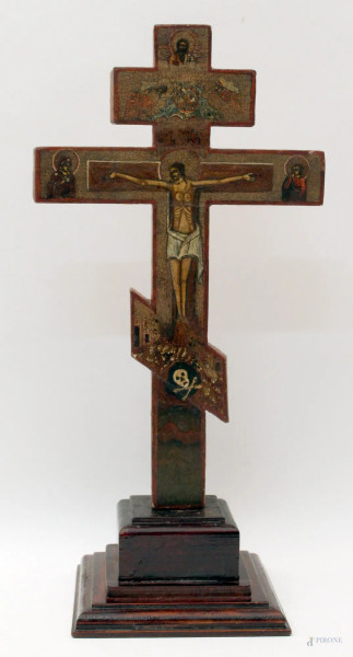 Croce in legno dipinta a soggetto di santi con Cristo, h. massima 39 cm.