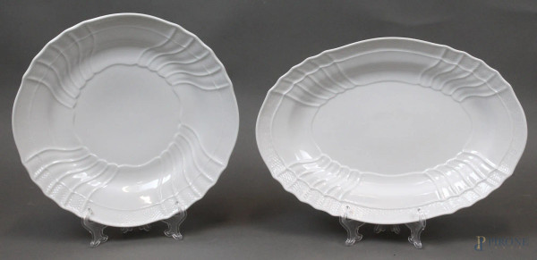 Lotto di due piatti da portata in porcellana bianca Richard Ginori, misure vassoio ovale cm. 39x27,5, diametro piatto tondo cm. 33, XX secolo.