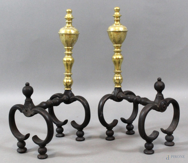 Coppia di alari in bronzo brunito e dorato, particolari incisi, altezza cm. 38, XX secolo.