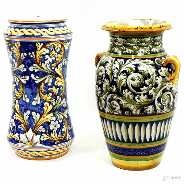 Due grandi vasi in ceramica policroma, manifatture diversi, XX secolo, h max cm 52,5