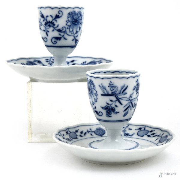 Coppia di portauova in porcellana Meissen nei toni del bianco e del blu, altezza cm 8
