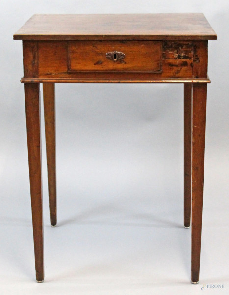 Tavolino-scrittoio di linea quadrata in noce, ad un cassetto, poggiante su quattro gambe troncopiramidali, cm h72x53x54, XIX secolo