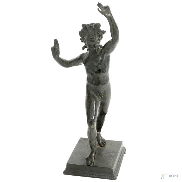 Scultura in metallo brunito rappresentante un fauno danzante, XX secolo, altezza cm 31 (difetti)