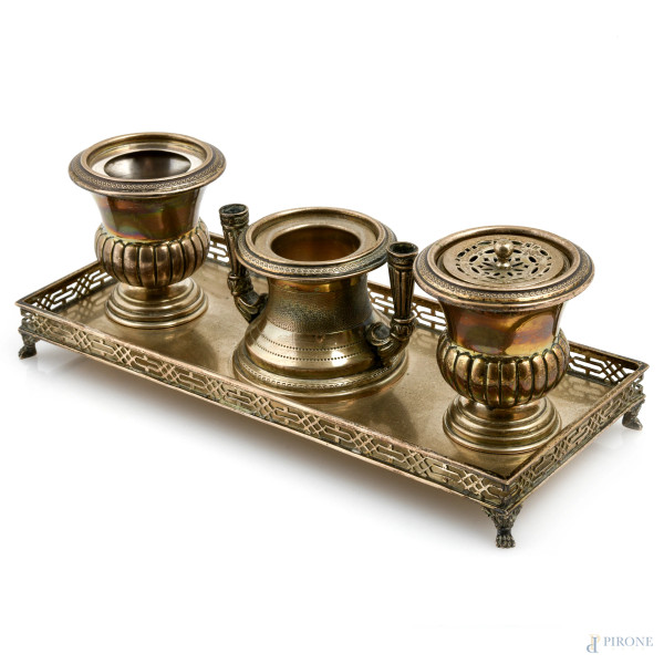 Lotto composto da calamaio in argento 800/000 e lente di ingrandimento con manico in lamina di ar...