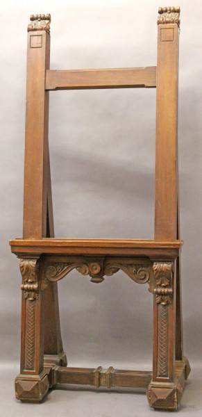 Cavalletto da pittore in noce con particolari intagliati, XIX sec., H 192 cm.
