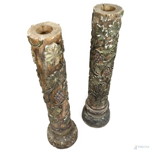 Coppia di colonne in legno scolpito e dipinto con rilievo a tralci di vite e grappoli d'uva, XIX ...