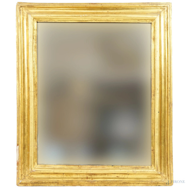 Cornice del XIX secolo in legno intagliato e dorato, ingombro cm 78x66, battente 63,5x51,8 (con specchio)