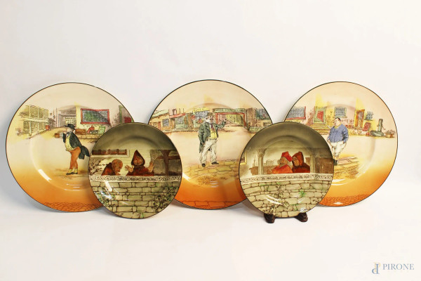Lotto di cinque piatti in ceramica a soggetto di figure, marcata Royal Doulton, diam max 27 cm.