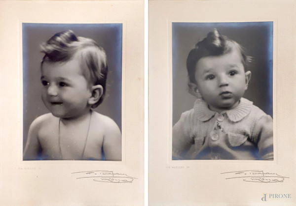 Lotto di due foto alla gelatina ai sali d’argento degli anni 20 raffiguranti ritratti di bambini, cm 30x24, firma dello studio fotografico