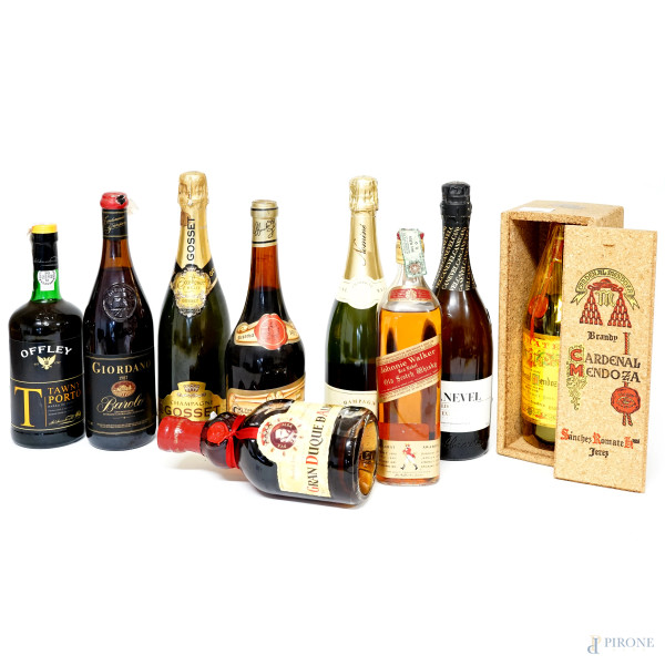 Lotto composto da nove bottiglie di vino, Brandy, champagne e spumante 