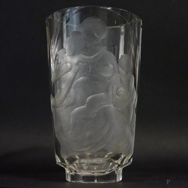Vaso in vetro trasparente, XX secolo, con decoro satinato raffigurante allegoria della carità, cm h 21,5, (lievi difetti).