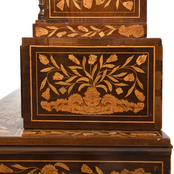 Credenza olandese a doppio corpo in legno impiallacciato e intarsiato a motivi floreali in varie ...