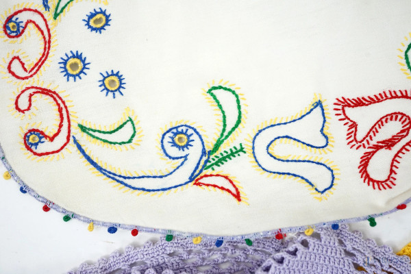 Lotto di vari centrini ricamati a mano, XX secolo, (difetti)