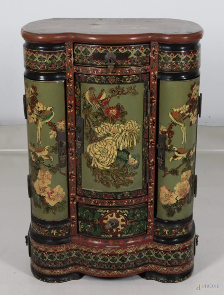 Mobile a tre sportelli convessi sormontati da un cassetto centrale in legno laccato verde e decorato a motivi floreali e volatili, XX secolo, cm 73x50x30, (segni di usura, scalfiture, graffi, cadute di laccatura, difetti)