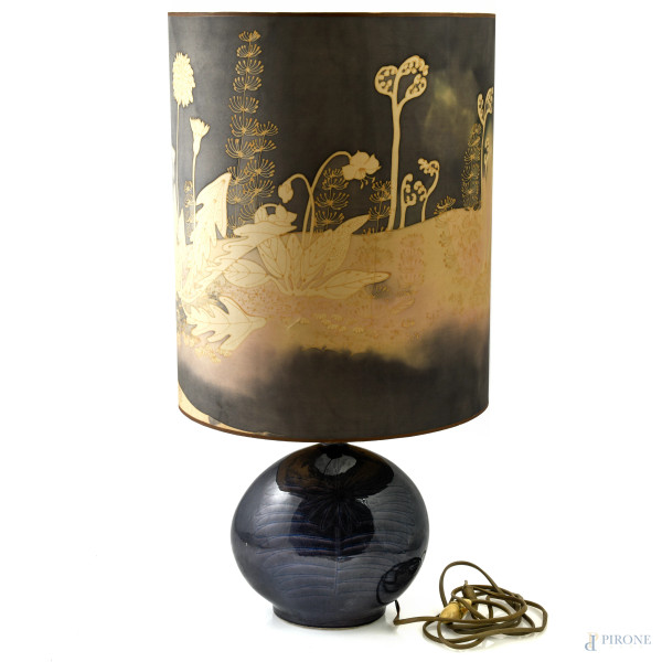 Lampada in ceramica nei toni del blu con paralume cilindrico in tessuto nei toni e dell'ocra e del blu con decori floreali, XX secolo, altezza cm 68,5, (segni di usura, tracce di umidità, da revisionare)