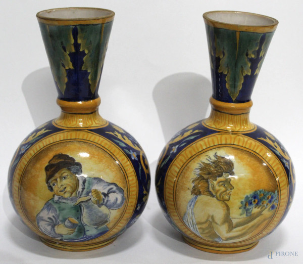 Antica coppia di vasetti in maiolica policroma con medaglioni centrali a soggetto di figure, h.23 cm