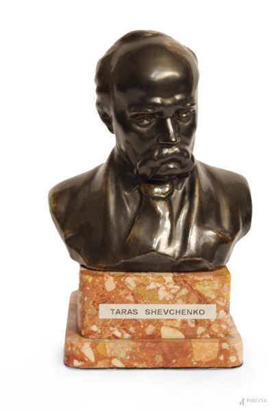 Taras Shevchenko, busto in maiolica smaltata con base in marmo, H 19 cm.